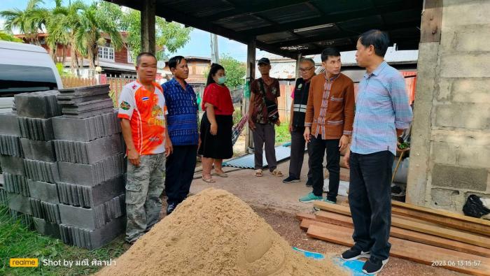 นายกเทศมนตรีตำบลกุดกว้าง นำวัสดุอุปกรณ์เพื่อปรับปรุงซ่อมแซมห้องน้ำห้องส้วม สำหรับผู้สูงอายุ ผู้พิการ มอบให้กับราษฎรครัวเรือนเป้าหมาย บ้านกุดกว้าง หมู่ที่ 4