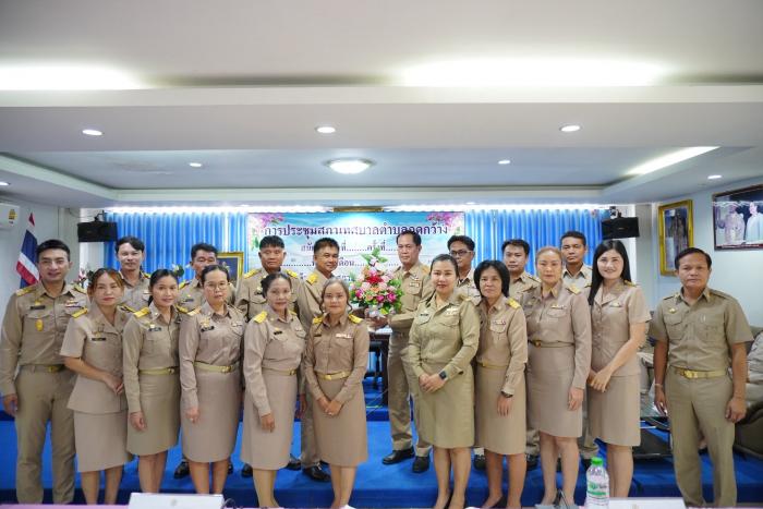 นายกเทศมนตรีตำบลกุดกว้าง พร้อมด้วย คณ...