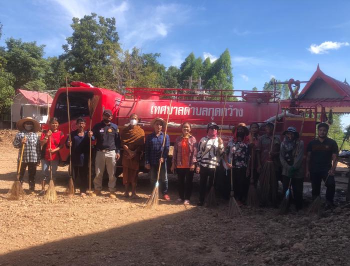 ทต.กุดกว้างและชาวบ้านทำความสะอาด พื้นศาลาการเปรียญวัดป่าบ้านขนวน